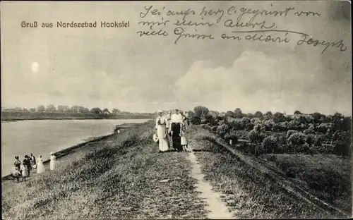 Ak Hooksiel Wangerland Friesland, Spaziergänger auf dem Deich