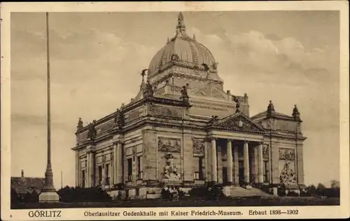 Ak Görlitz in der Lausitz, Oberlausitzer Gedenkhalle m. Kaiser Friedrich Museum