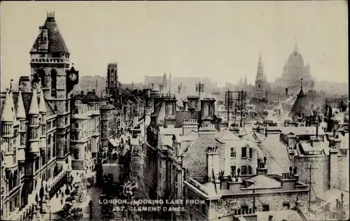 Ak London City England, Looking East from St. Clement Danes, Stadtansicht, Kirche