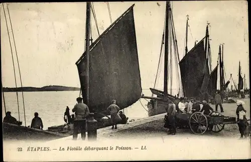 Ak Étaples Pas de Calais, Die Flottille landet den Fisch