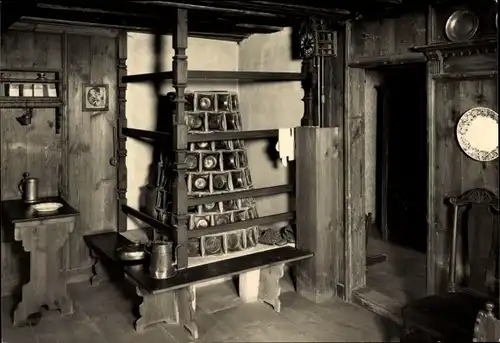 Ak Rudolstadt in Thüringen, Volkskundemuseum Thüringer Bauernhäuser, Innenansicht, Napfkachelofen