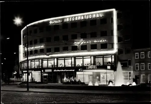 Ak Jena, Hotel International bei Nacht, Leuchtreklame