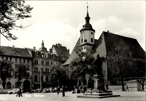 Ak Jena, Rathaus, Denkmal, Passanten