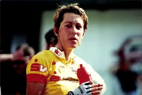 Foto Ak Radrennfahrerin Mirjam Melchers, Thüringen Rundfahrt 2001 in Schleiz, Gelbes Trikot