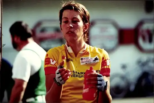 Foto Ak Radrennfahrerin Mirjam Melchers, Thüringen Rundfahrt 2001 in Schleiz, Gelbes Trikot