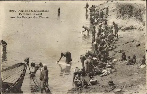 Ak Westafrika, Frauen waschen sich am Ufer des Flusses