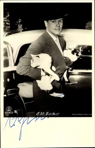 Ak Schauspieler O. W. Fischer, Portrait mit zwei Katzen, Autogramm, FBZ Verlag