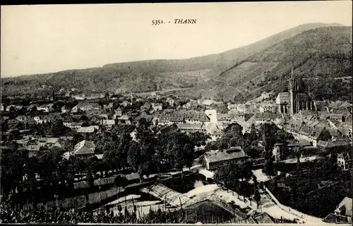 Ak Thann Elsaß Haut Rhin, Totalansicht vom Ort, Kirche