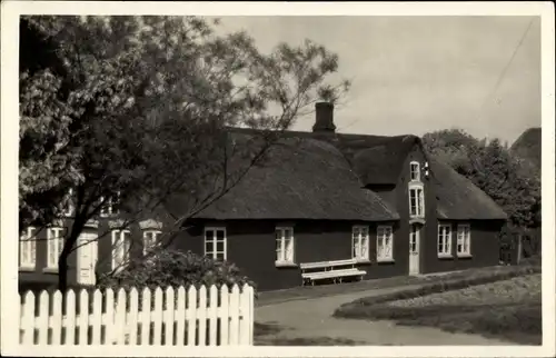 Foto Ak Neumünster in Holstein, Wohnhaus, Zaun, Straße, Sitzbank