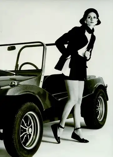 Foto Internat. Baumwoll Institut, Frankfurt Main, Model in Lady Shorts von Givenchy, Auto, 1971