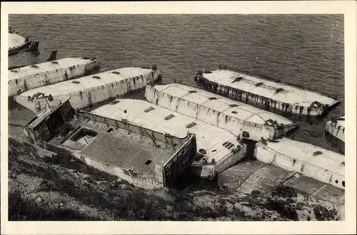 Ak Arromanches les Bains Calvados, Petits bateaux flotteurs en ciment utilisés pour le Débarquement