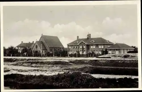 Ak Amsterdamscheveld Drenthe Niederlande, R. K. Kerk met Pastorie en Zusterhuis