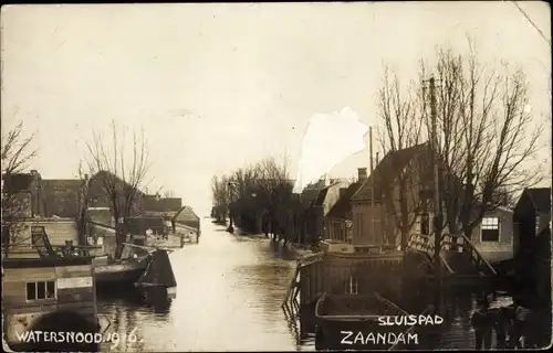 Foto Ak Zaandam Zaanstad Nordholland, Watersnood 1916, Sluispad
