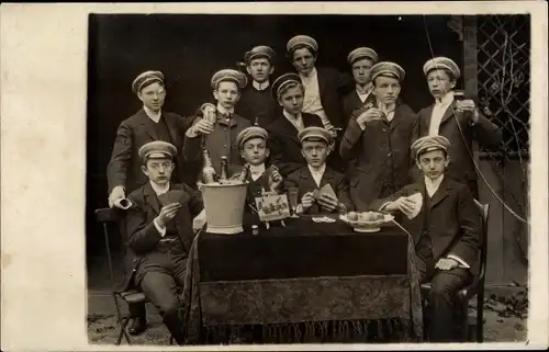 Studentika Foto Ak Studenten in Uniformen, Kartenspiel, Gruppenbild, Bierflaschen