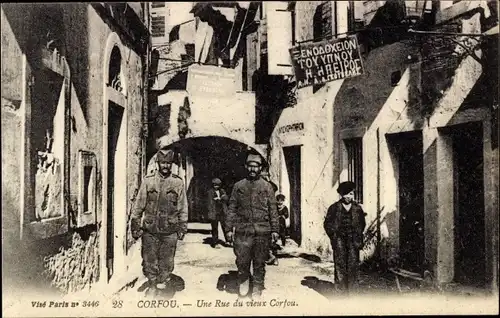 Ak Korfu Griechenland, Straße in der Altstadt, Soldaten in Uniform
