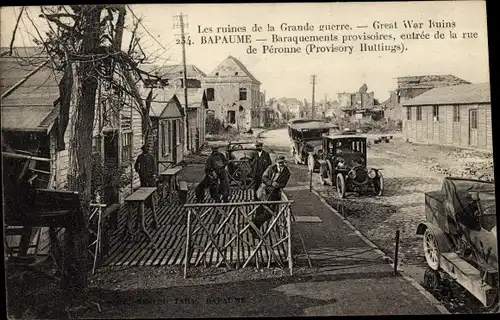 Ak Bapaume Pas de Calais, Baraquements provisoires, entree de la rue de Peronne