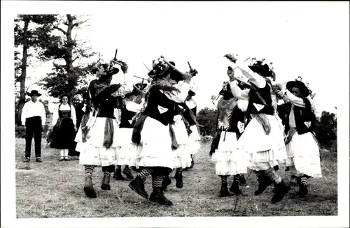 Foto Ak Miranda do Douro Portugal, Tänzer in Volkstrachten