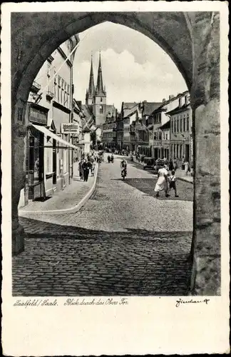 Ak Saalfeld an der Saale Thüringen, Blick durch das Obere Tor, Straßenpartie