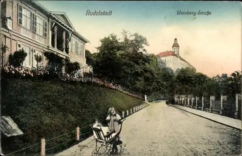 Ak Rudolstadt in Thüringen, Weinbherg-Straße, Kind mit Puppenwagen