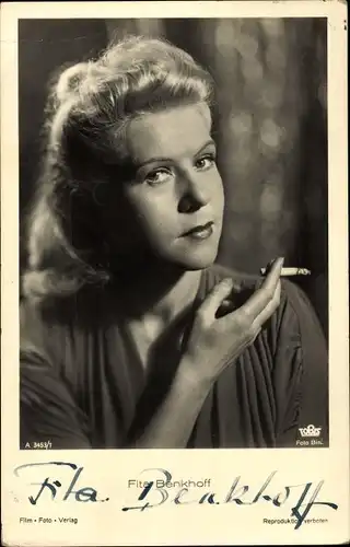 Ak Schauspielerin Fita Benkhoff, Portrait mit Zigarette, Autogramm