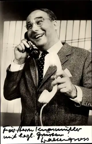 Ak Schauspieler Walter Gross, Portrait mit Telefon, Autogramm