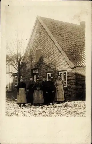 Foto Ak Hamburg, Ortsbewohner vor einem Wohnhaus