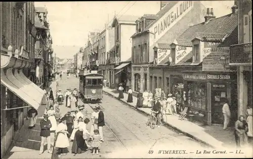 Ak Wimereux Pas de Calais, La Rue Carnot, Straßenbahn, Passanten, Geschäfte