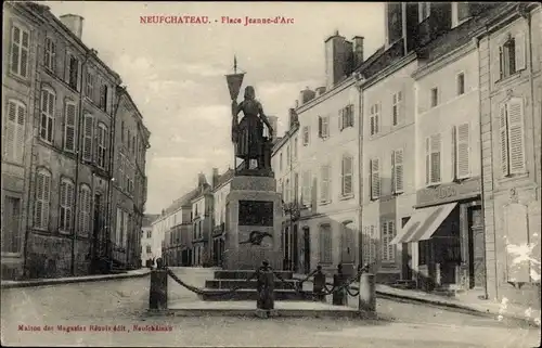 Ak Neufchâteau Lothringen Vogesen, Place Jeanne d&#39;Arc