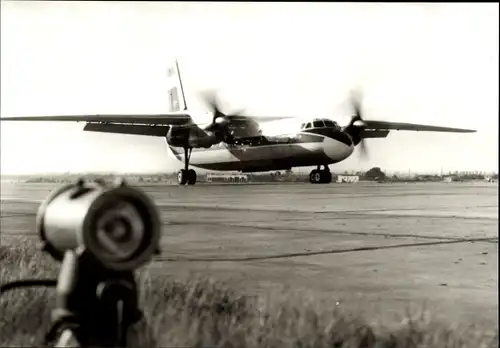 Ak Flugzeug Typ O. K. Antonow An-24RW UdSSR auf dem Flugfeld