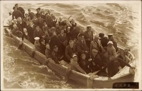 Foto Ak Nordseeinsel Helgoland, Boot mit Passagieren, 6072