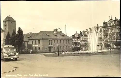 Foto Ak Eisenberg in Thüringen, Am Platz der Republik, Bus, Springbrunnen