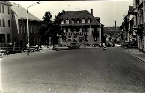 Foto Ak Eisenberg in Thüringen, Straßenpartie, Kreissparkasse