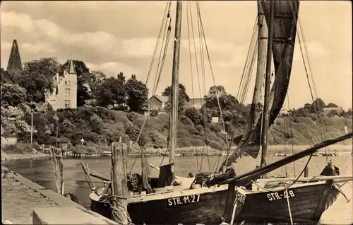 Ak Altefähr auf Rügen, Blick vom Hafen zum Ort, Boote