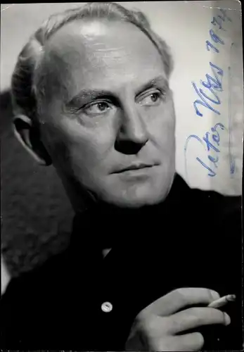 Ak Schauspieler Peter Voß, Portrait mit Zigarette, Autogramm