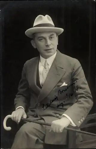 Foto Ak Schauspieler Ludwig Brahm, Portrait im Anzug mit Hut und Gehstock, Autogramm