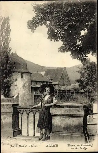 Ak Thann Alsace Haut Rhin, sur le Pont, Frau in Tracht