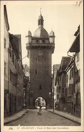 Ak Sélestat Schlettstadt Elsass Niederrhein, Turm und Rue des Chevaliers, Tor