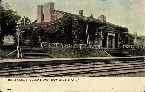 Ak Guelph Ontario Kanada, Erstes Haus in Guelph, CPR-Station