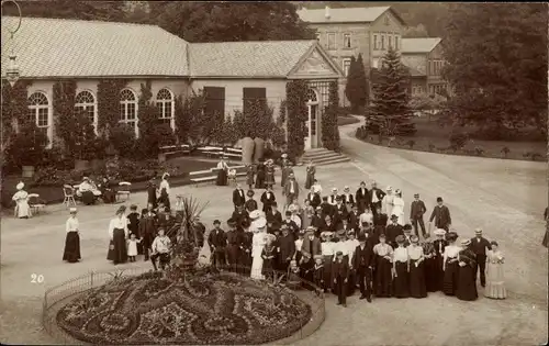 Foto Ak Bad Driburg in Westfalen, Gruppenbild vor einer Villa, Gartenkunst