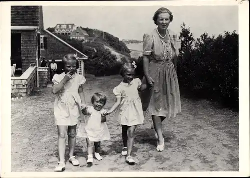 Ak Prinses Juliana met de Prinsessen Beatrix, Irene en Margriet tijdens de oorlog