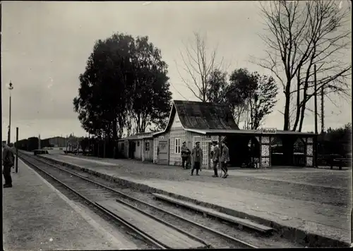 Foto Ak Ottersberg?, Deutsche Soldaten in Uniformen am Bahnhof, Fahrt nach Russland, I WK
