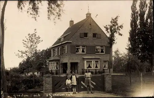 Foto Ak ’s Gravenmoer Nordbrabant, Kinder vor einem Wohnhaus