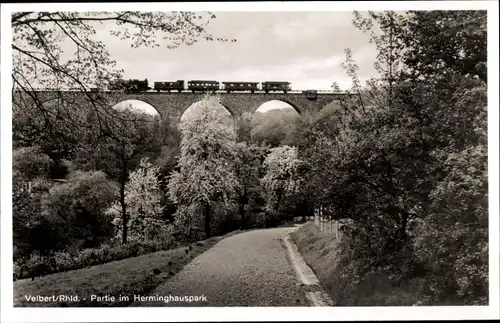 Ak Velbert im Rheinland, Partie im Herminghauspark, Eisenbahnviadukt
