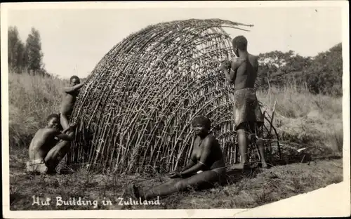 Ak Zululand Südafrika, Menschen bauen ein Zelt, Afrikaner