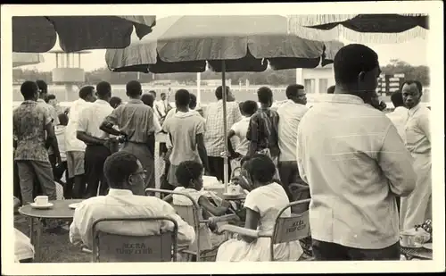 Foto Partie in einem Cafe, Terrasse, Afrikaner, Sonnenschirme