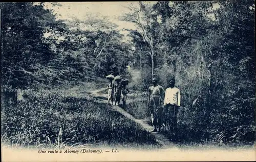 Ak Abomey Dahomey Benin, Afrikaner auf einem Weg, Landschaft