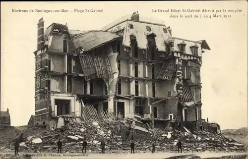 Ak Boulogne sur Mer Pas de Calais, Plage St Gabriel, Le Grand Hotel detruit par la tempete 1912