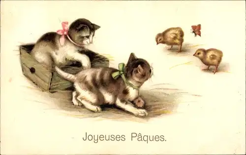 Ak Glückwunsch Ostern, zwei junge Katzen beobachten Küken, Schmetterling