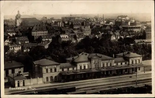 Ak Ronneburg in Thüringen, Gesamtansicht mit Bahnhof, Luftbild