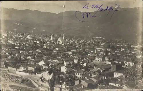 Foto Ak Mazedonien?, Panorama einer Stadt, Häuser, Gebirge